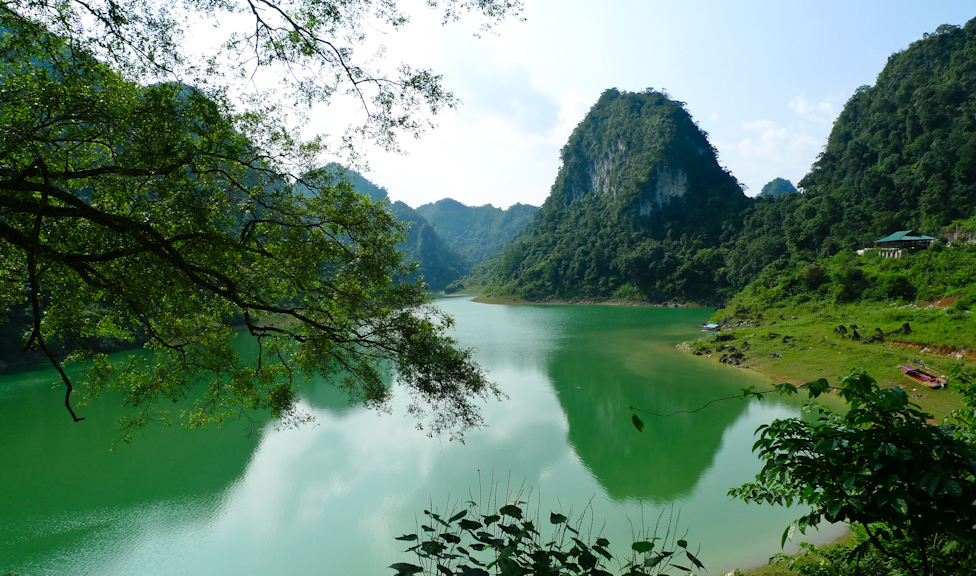 Hồ Thang Hen mộng mơ trong buổi sớm. Tour du lịch Cao Bằng. Tour Cao Bang.