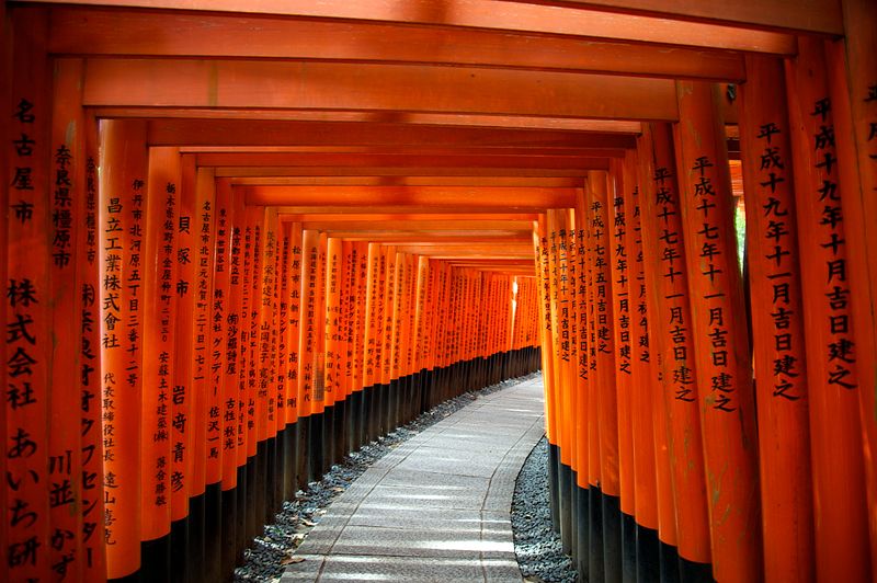 Đền Fushimi Inari-Taisha rực rỡ sắc đỏ với những chiếc cổng Torii trải dài.