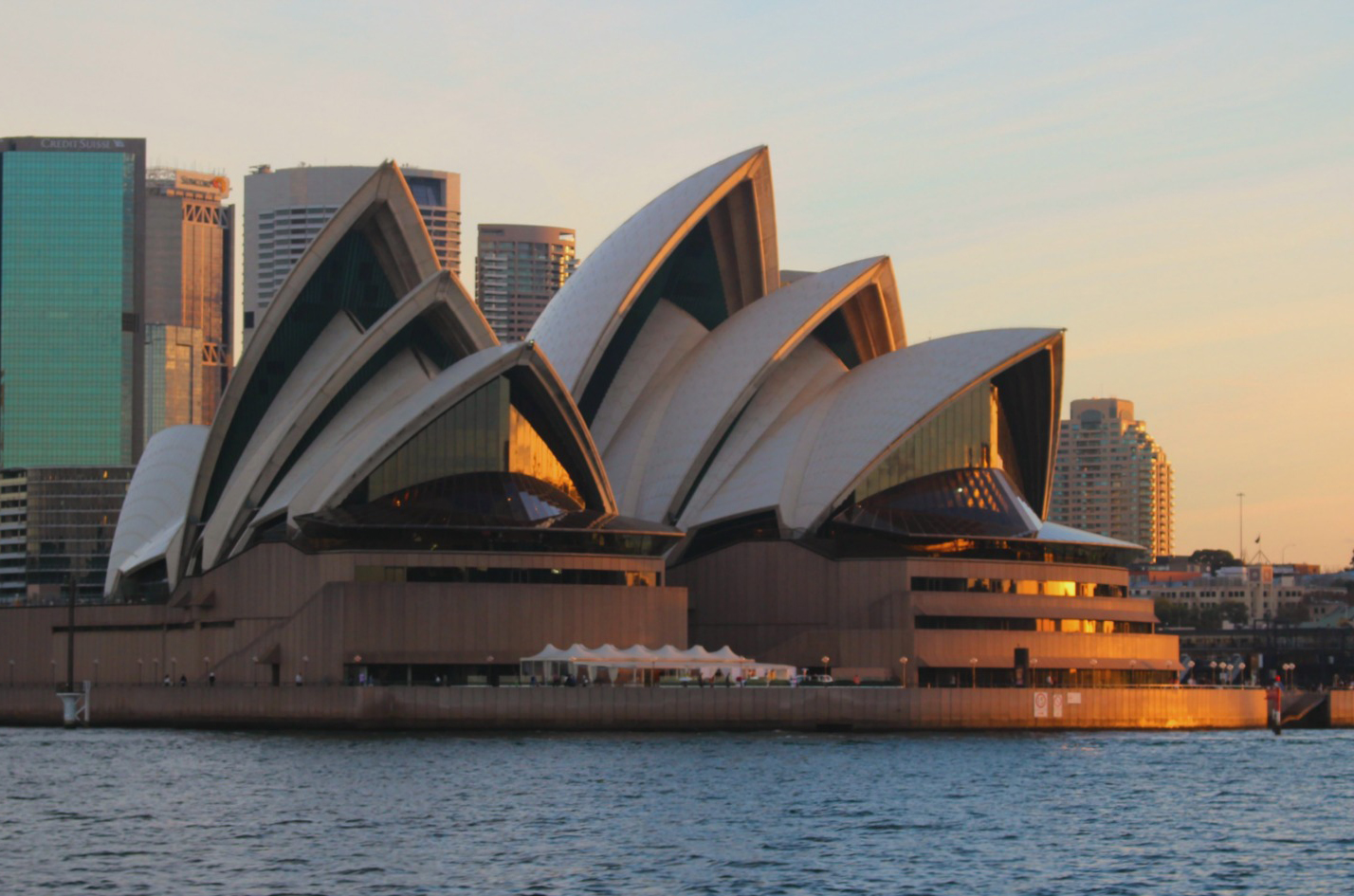 Sydney Opera House sở hữu thiết kế hình cánh buồm độc đáo . Tour du lich chau Uc. 