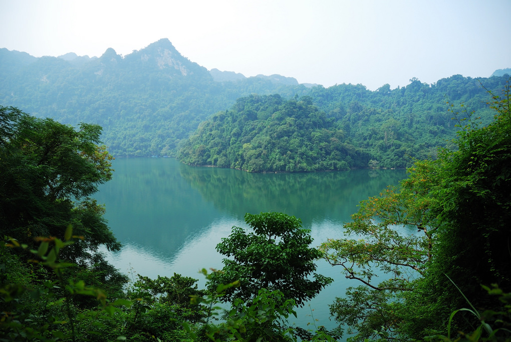 Thiên nhiên ưu ái tặng cho nơi đây một bức tranh sơn thủy hữu tình ấn tượng như thế này. Tour du lich Dong Bac.