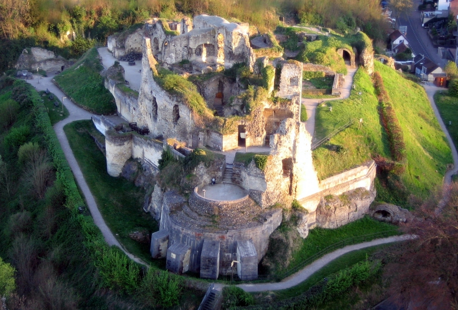 Lâu đài Valkenburg tọa lạc trên một ngọn đồi khá đẹp và có tầm nhìn không kém phần ấn tượng. Tour Hà Lan. tour du lich ha lan