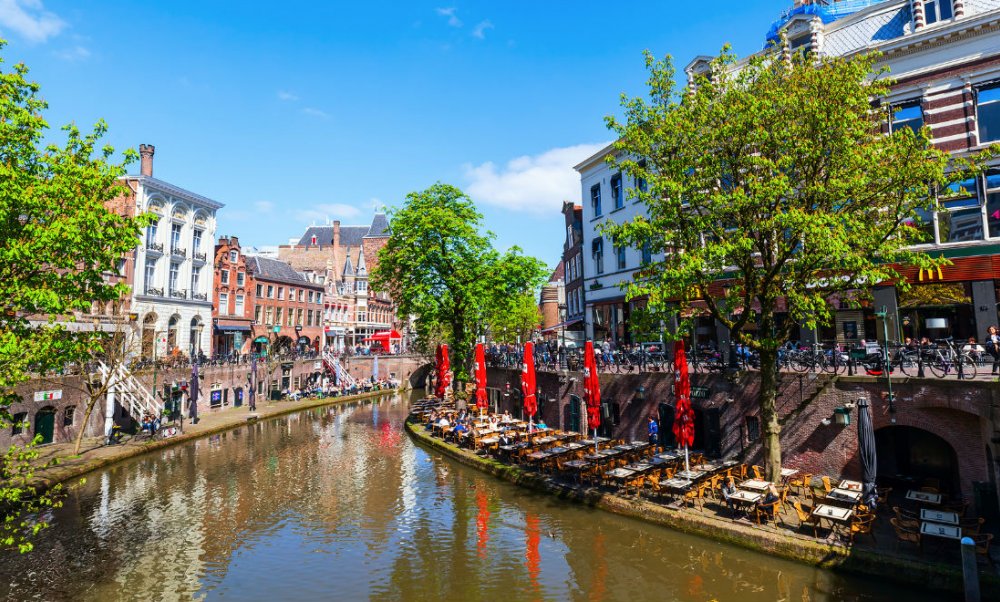 Utrecht rất nổi tiếng với những quán cà phê bên hai bờ kênh như thế này. Tour du lịch Hà Lan.