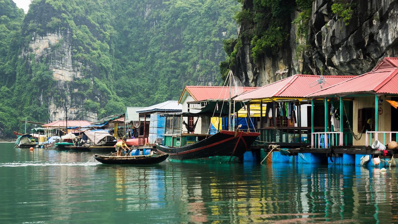 Làng chài Cửa Vạn - một trong 16 làng cổ đẹp nhất thế giới. tour du lich ha long.