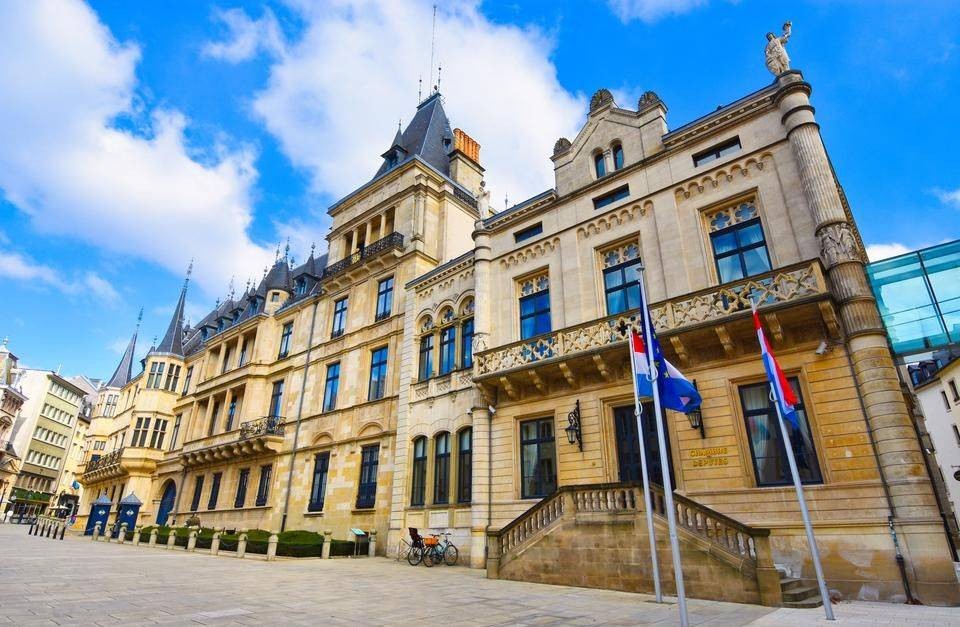 Cung điện Grand Ducal cũng là địa danh tham quan tour hè Luxembourg yêu thích của nhiều khách du lịch hè 2019 này.