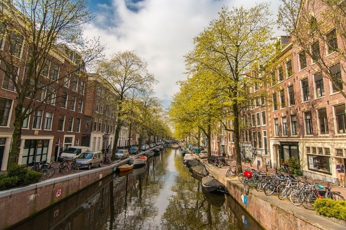 Thành phố Amsterdam mộng mơ thế này đã đủ thôi thúc bạn làm một tour du lịch mùa hè đến Hà Lan chưa nè.