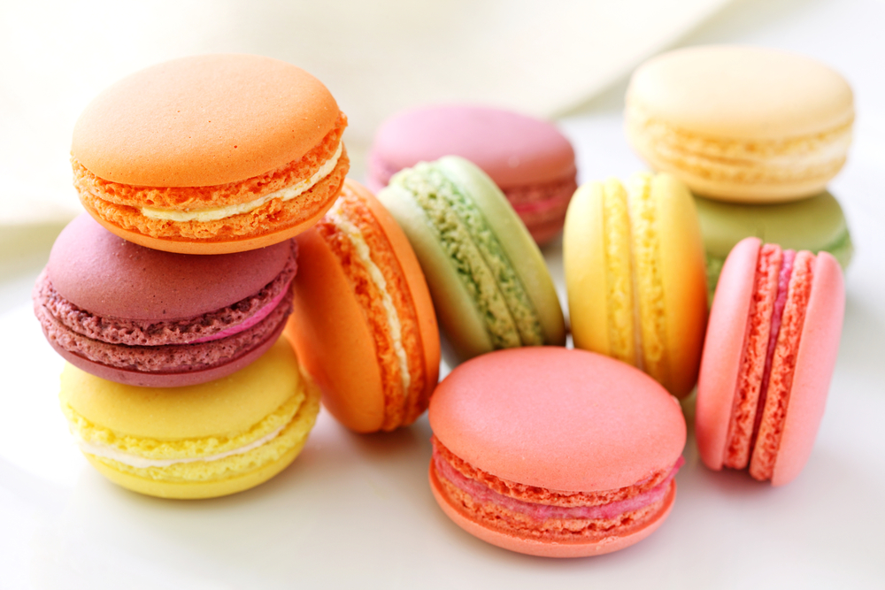 Đã đi tour du lịch hè đến Pháp, bạn nhất định phải thử qua món bánh macaron đáng yêu thơm ngon này. tour he gia re.