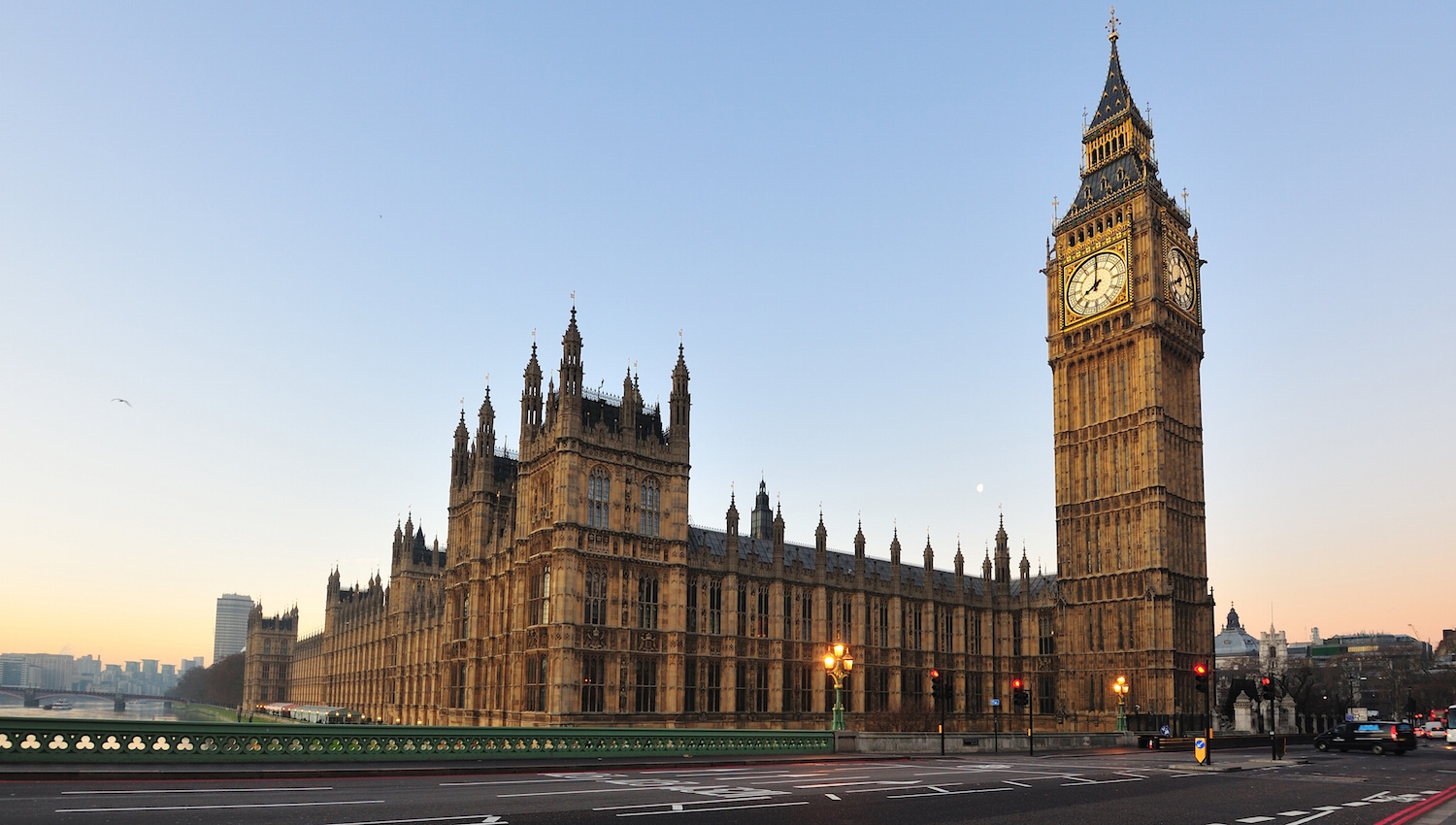 Tháp đồng hồ Big Ben - biểu tượng nước Anh cực kỳ thu hút khách du lịch hè quốc tế. tour du lich he. 