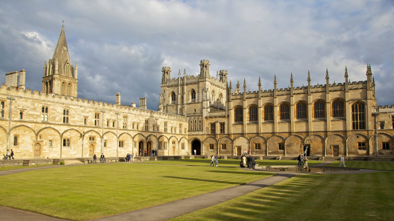 Bên trong khuôn viên của Đại học Oxford danh tiếng toàn cầu. tour hè, tour he gia re. 