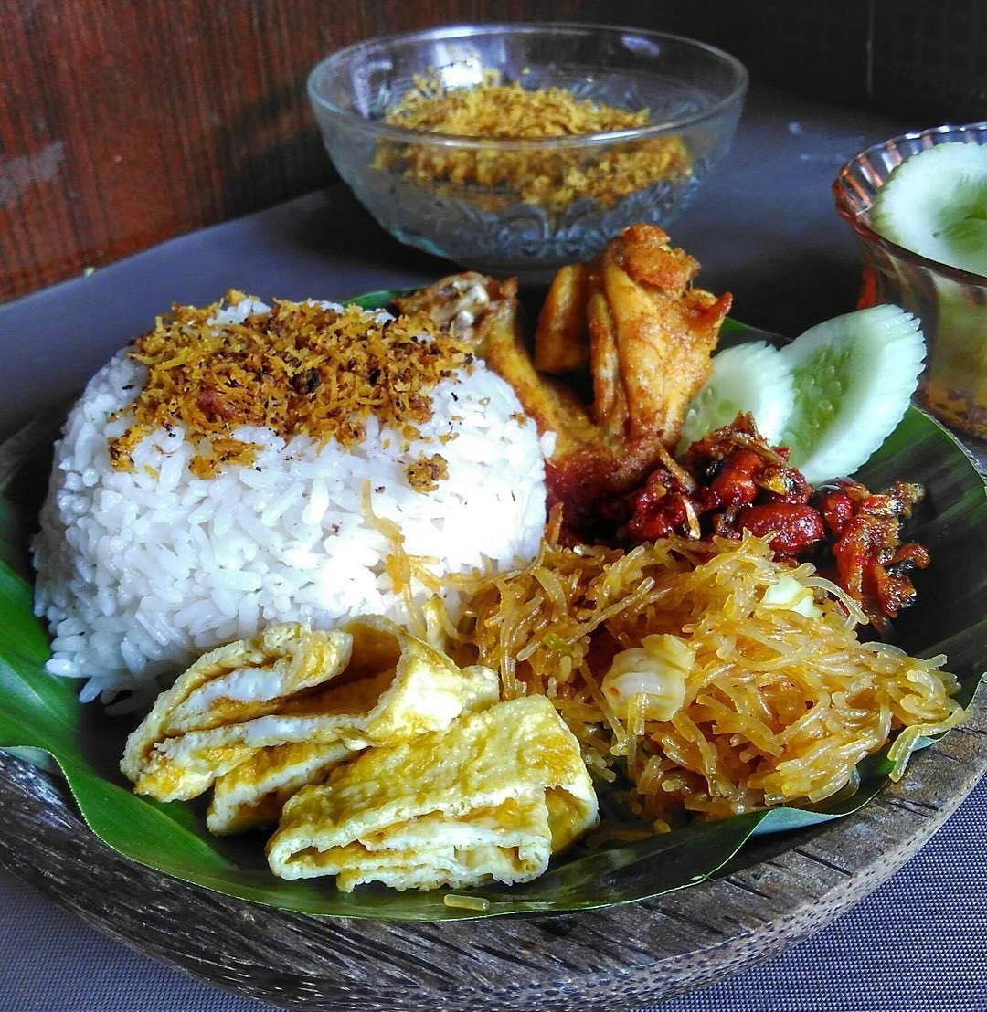 Cơm Nasi Uduk quyến rũ khách du lịch Indonesia với mùi nước dừa béo ngậy, thơm lừng.