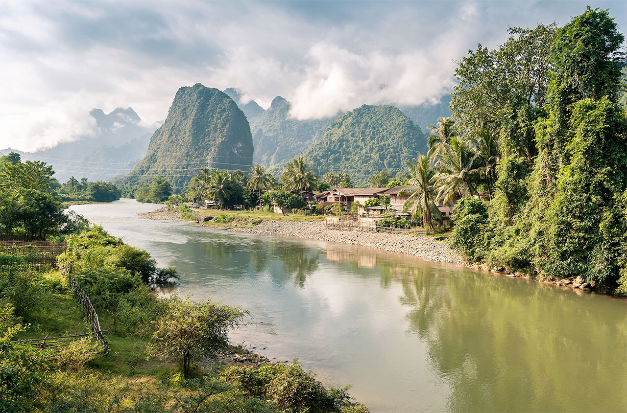 Đi tour du lịch Lào đến Vang Vieng sẽ mang đến cho bạn sự bình, thư giãn tâm hồn vô cùng tuyệt vời.