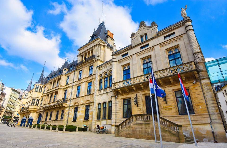 Cung điện Grand Ducal hoàng tráng nhìn từ bên ngoài. Tour du lich Luxembourg.