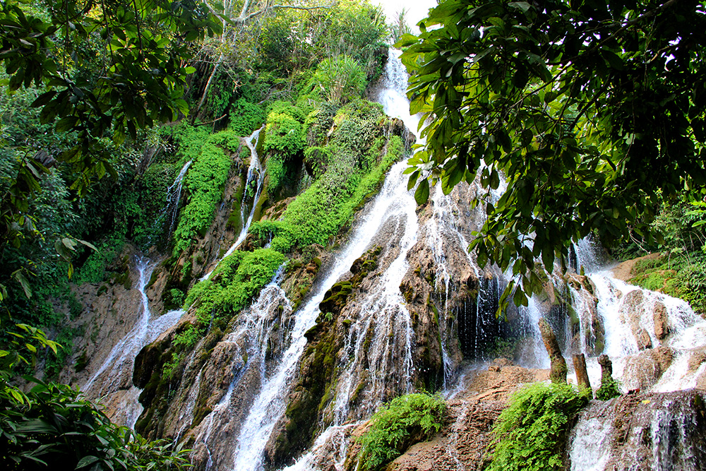 Thác Pùng ấn tượng với những dải lụa trắng mềm lướt trên ghềnh đá. tour du lịch mai châu.