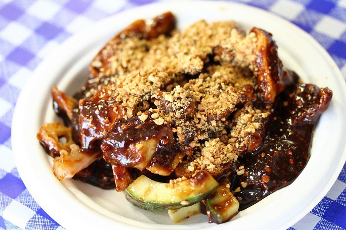 Đi tour du lịch Malaysia, bạn cũng nên thử món salad Rojak đầy thơm ngon, thanh đạm thế này.