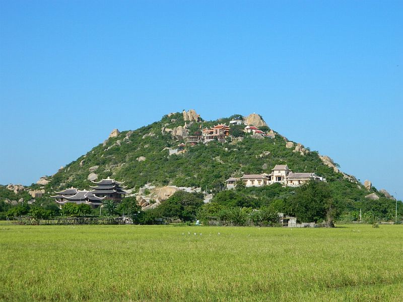 Bạn cũng nên ghé thăm núi Đá Chồng khi đi tour du lịch Ninh Chữ nữa nhé.