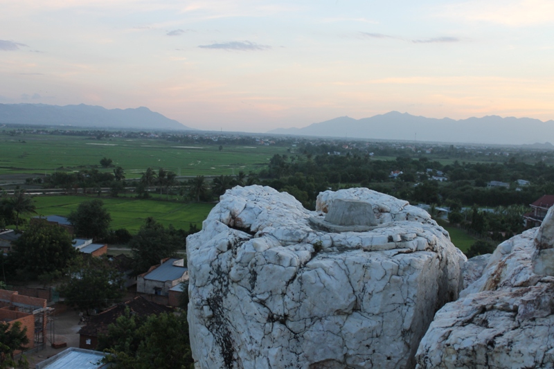 Quang cảnh mộng mơ nhìn từ trên đỉnh núi Đá Trắng. Tour du lich Ninh Chu.