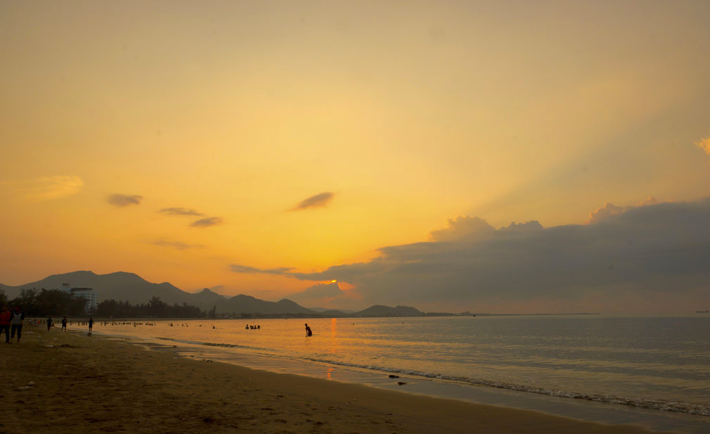 Bình minh tinh khôi trên bãi biển Ninh Chữ - điểm đến thu hút khách du lịch Ninh Thuận. Tour Ninh Thuan. 