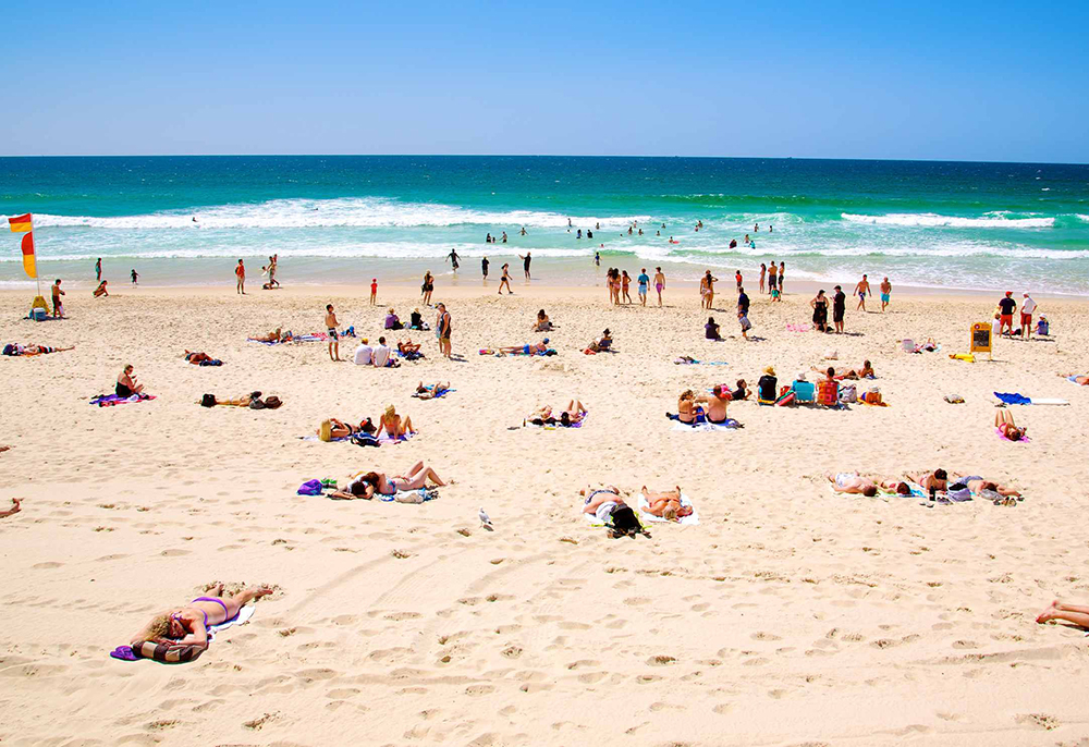 Bãi biển Surfer Paradise năm nào cũng nườm nượp khách du lịch nước ngoài.