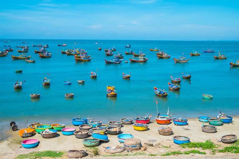 Làng chài Mũi Né là điểm check-in vô cùng độc đáo với nhiều thuyền ghe với đủ sắc màu.