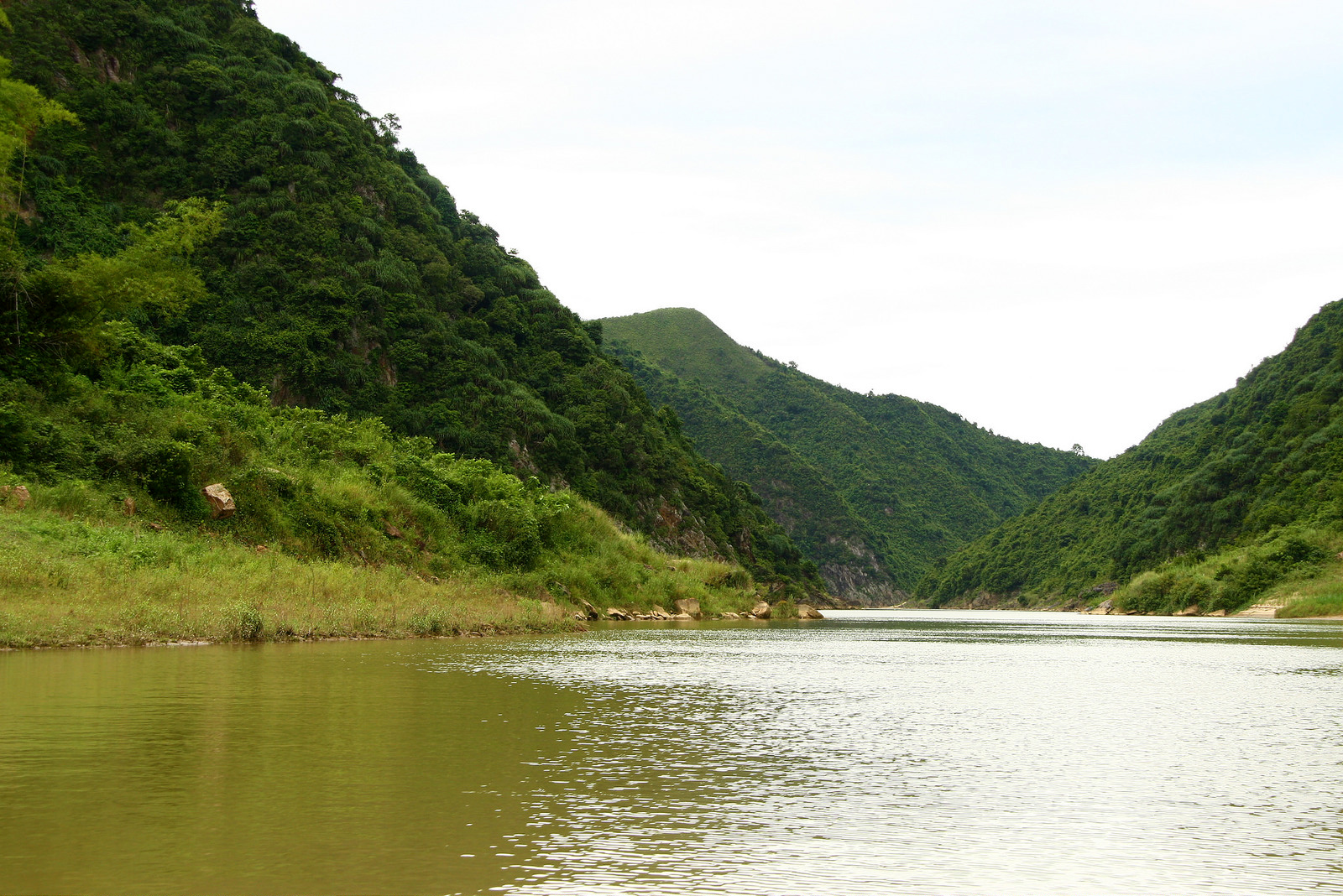 Hòn Kẽm Đá Dừng sẽ khiến bạn ngẩn ngơ trước vẻ đẹp của nó khi đi tour Quảng Nam đến đây.