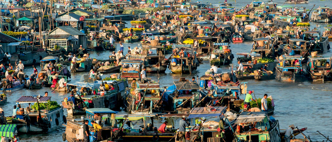 Chợ nổi Cái Bè lúc nào cũng nườm nượp người dân lẫn khách du lịch Tiền Giang. tour tien giang.