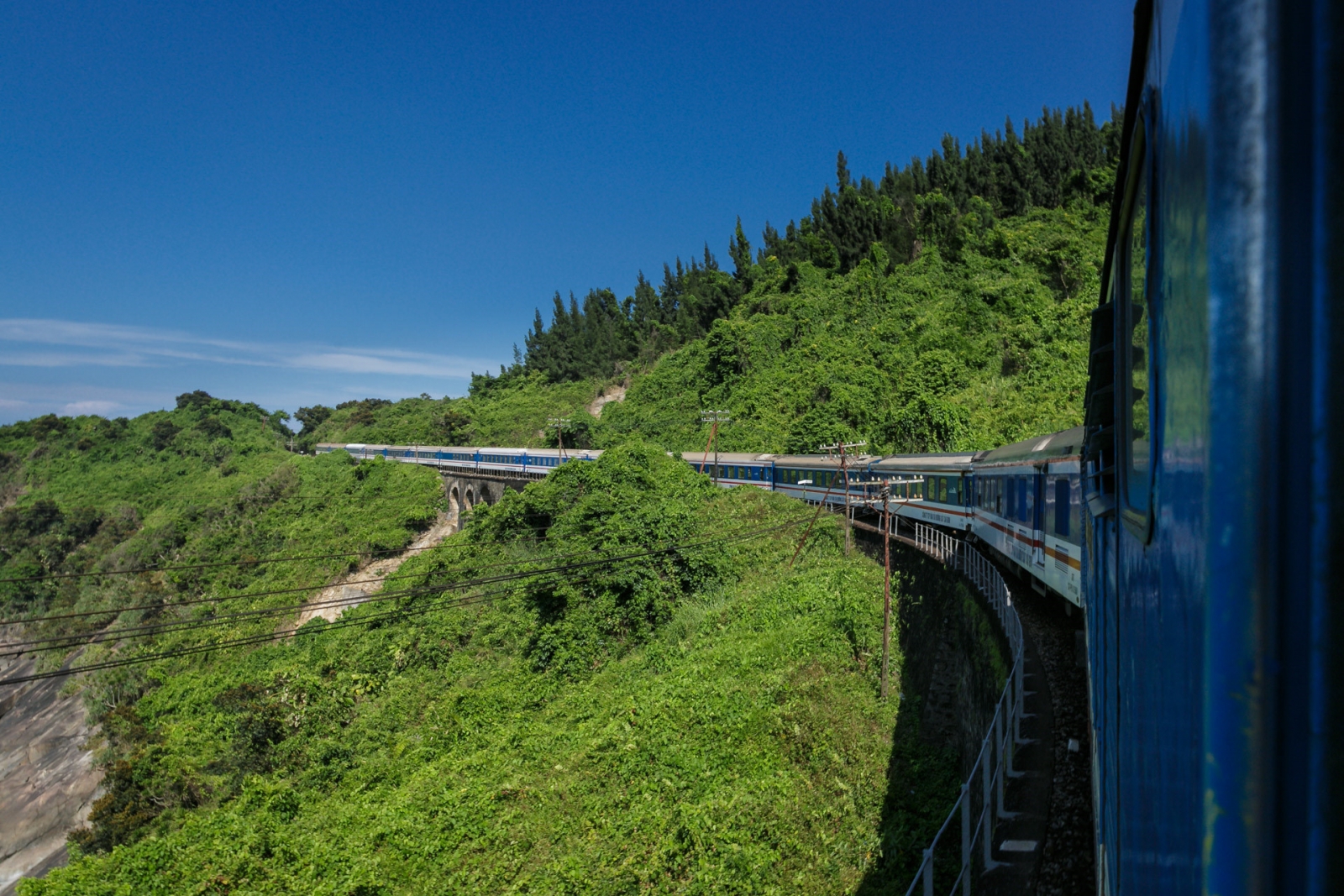 Tour xuyên Việt - Tàu hoả là một trong những phương tiện du lịch xuyên Việt được ưa chuộng