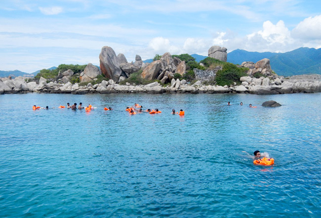 Bãi Bồ Đề lúc trước là nơi ngư dân ở đây nuôi trồng thủy sản, tuy nước không được trong xanh như những bãi biển khác, nhưng bù lại ở đây có rất nhiều những sinh vật biển để du khách khám phá.