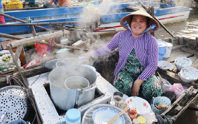 Chợ nổi Phong Điền - khu chợ nổi lâu đời nổi tiếng trong tour Cần Thơ