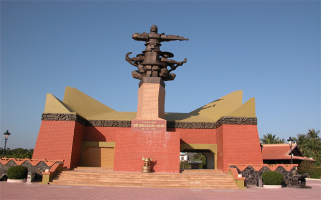 Tượng đài Nguyễn Huệ tại di tích lịch sử Rạch Gầm - Xoài Mút