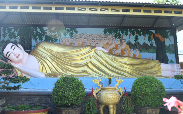 Tượng Phật Niết Bàn với tư thế nằm nghiêng