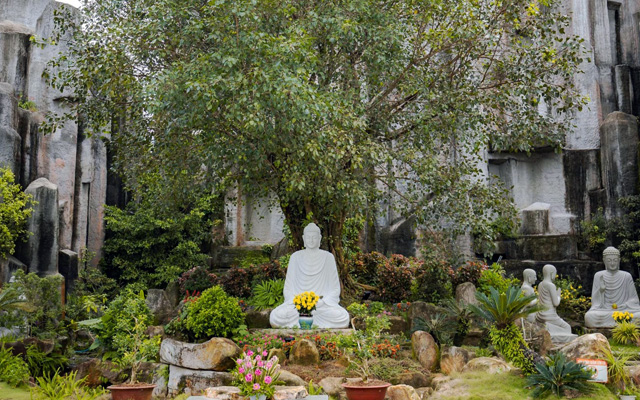Tượng Phật trước sân chùa Vạn Linh núi Cấm
