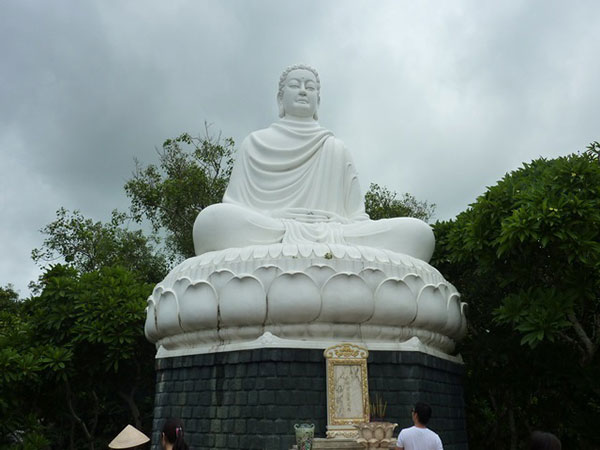 Thích Ca Phật Đài thu hút nhiều khách du lịch