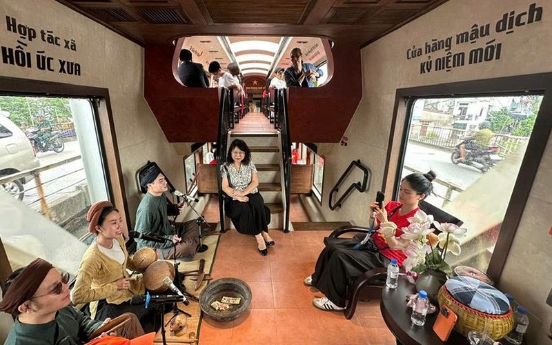 Nghệ thuật biểu diễn dân gian hát quan họ ca trù trên chuyến tàu Hà Nội 5 Cửa Ô