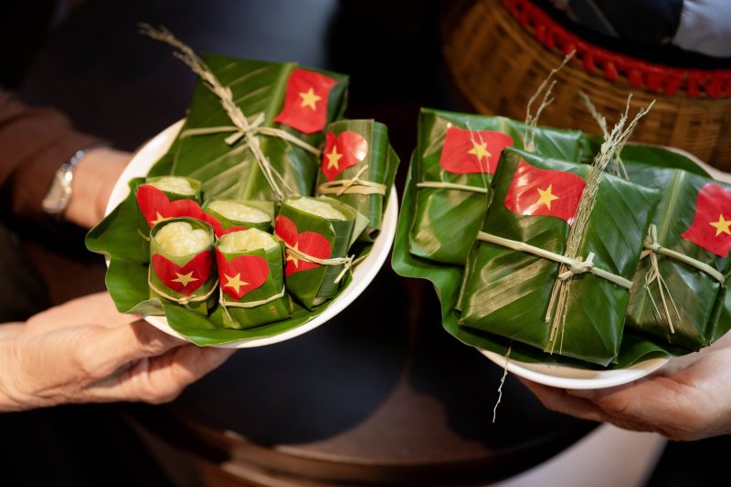 Set đồ ăn nhẹ ẩm thực phục vụ trên toa tàu Hà Nội 5 Cửa Ô