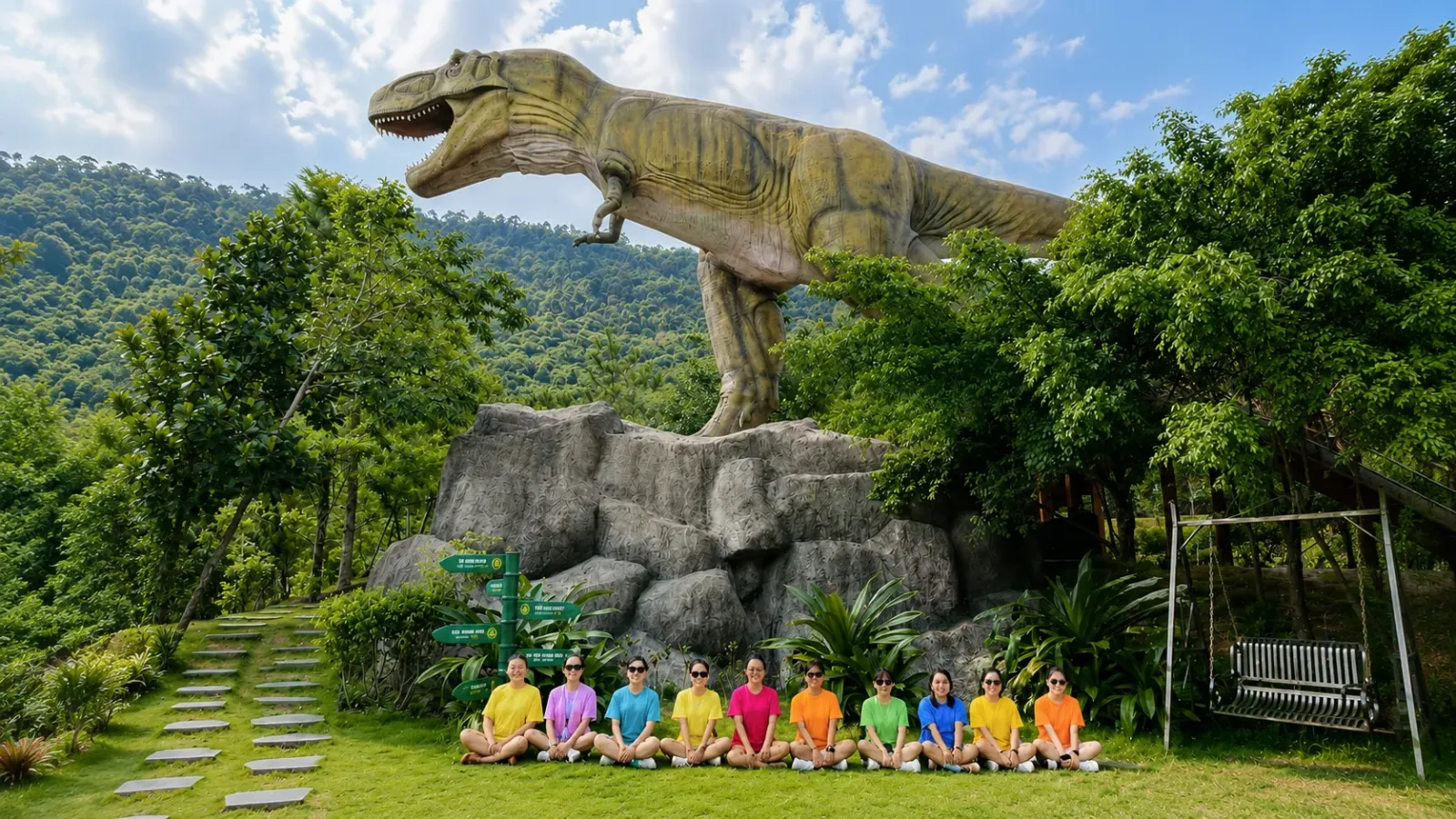 Không gian ngoài trời rộng giúp du khách vừa tham quan các mô hình khủng long vừa dành thời gian chụp ảnh trong hành trình