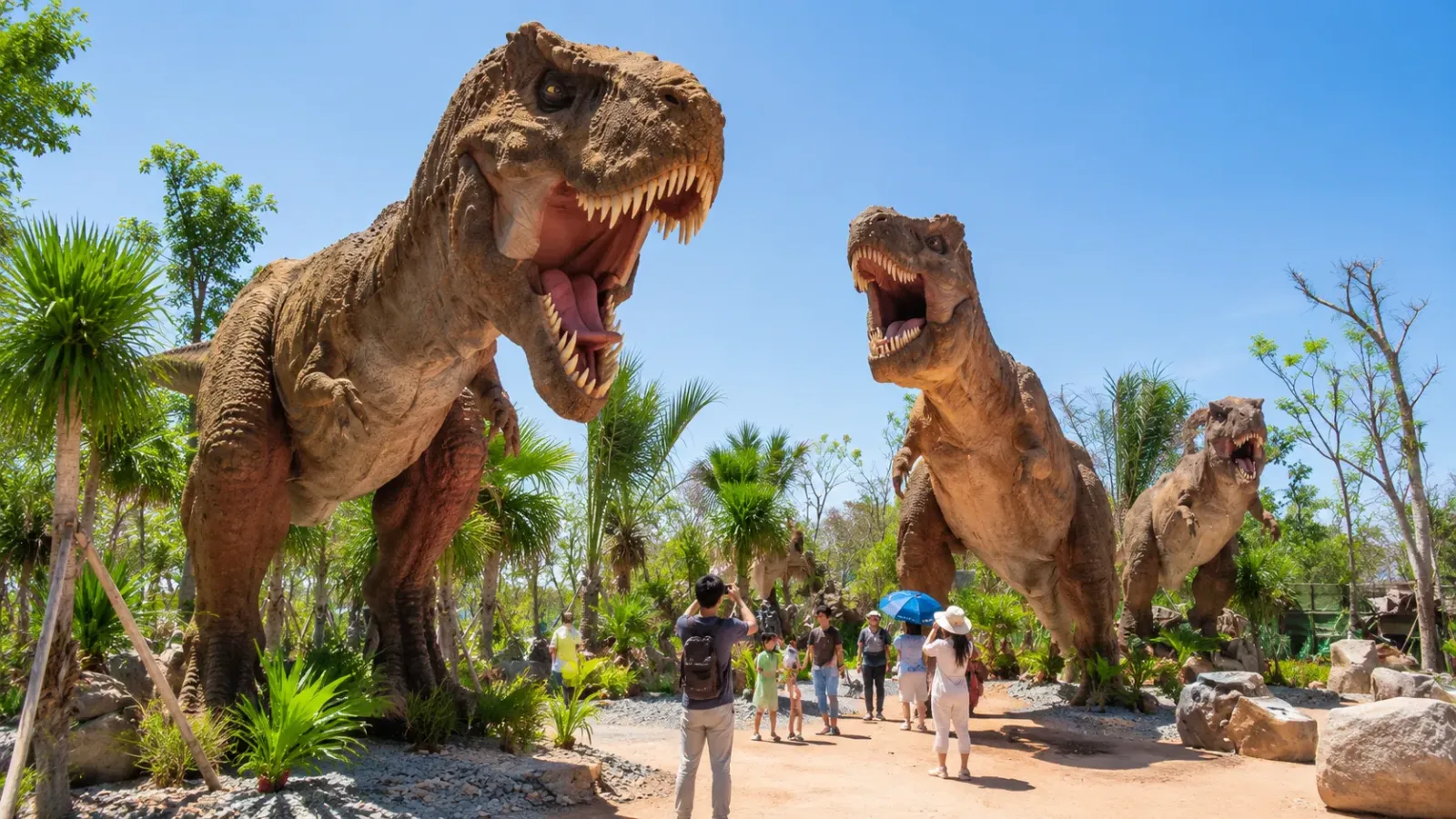 Mô hình T-rex và khủng long săn mồi tại Dino Park Phan Thiết