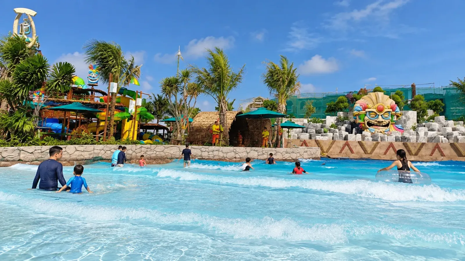 Hồ tạo sóng Big Kahuna Wave Pool tại Tropicana Park Hồ Trầm