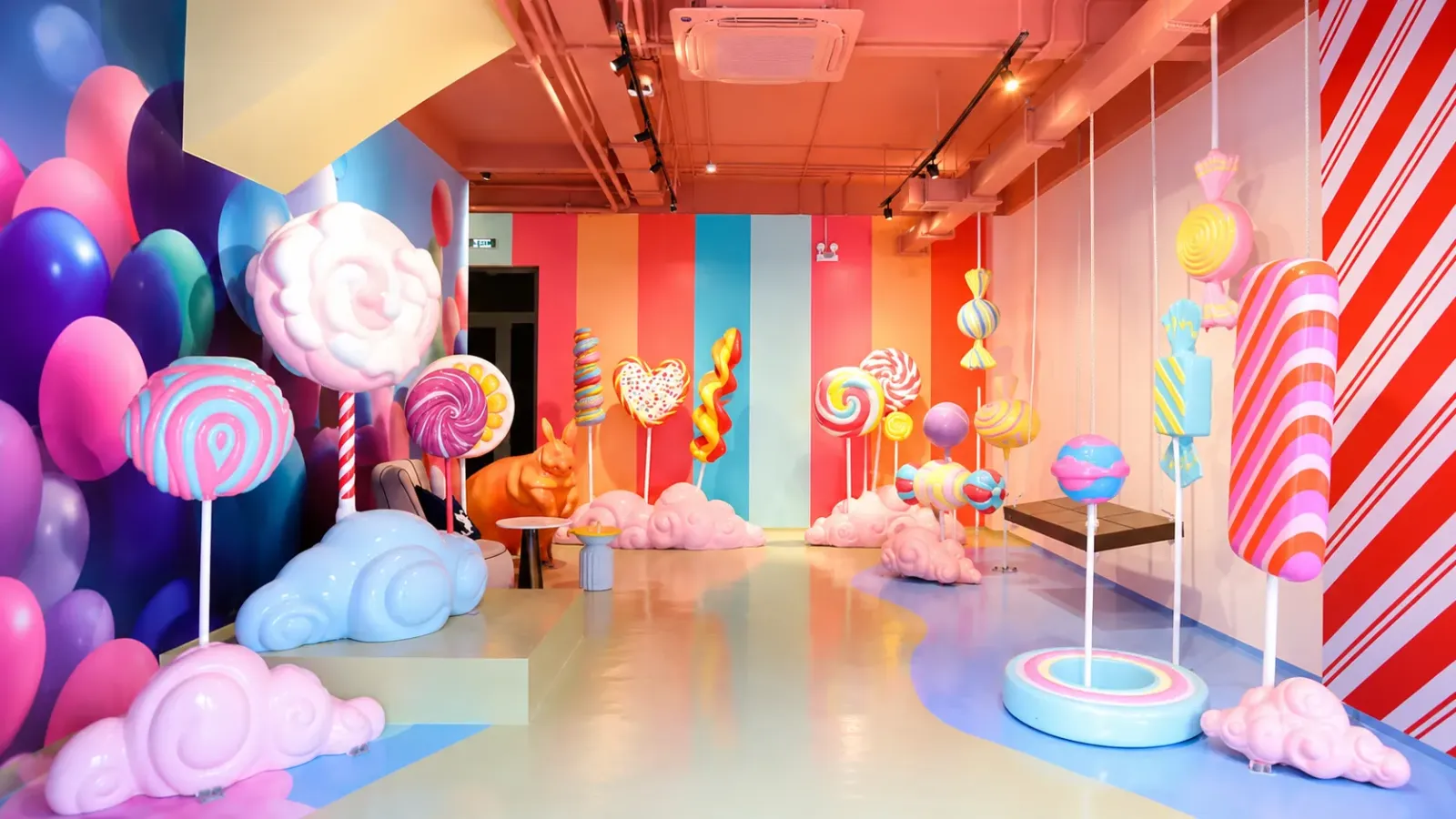 Các khu chủ đề nhiều màu sắc bên trong Wonder Museum Hồ Tràm