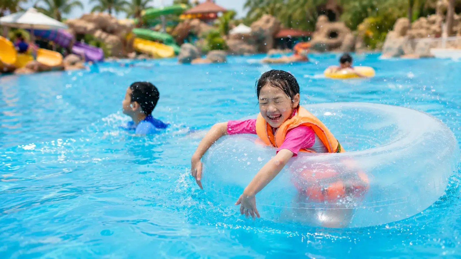 Du khách vui chơi tại công viên nước Sun World Hà Nam