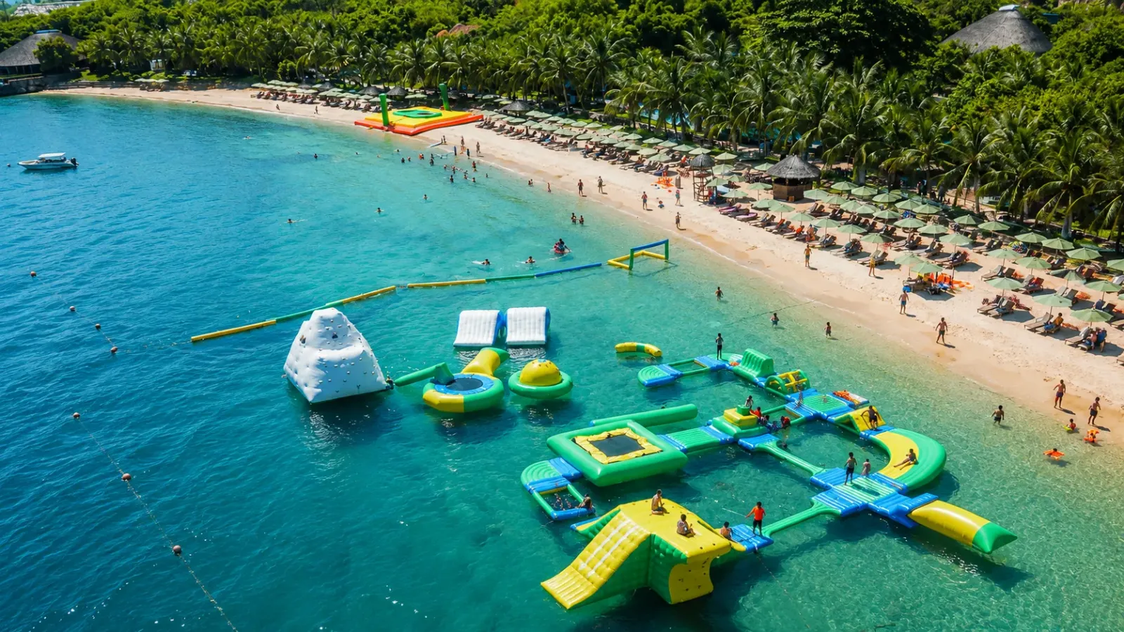 Bãi biển Sparkling Waves tại Hòn Tằm Nha Trang