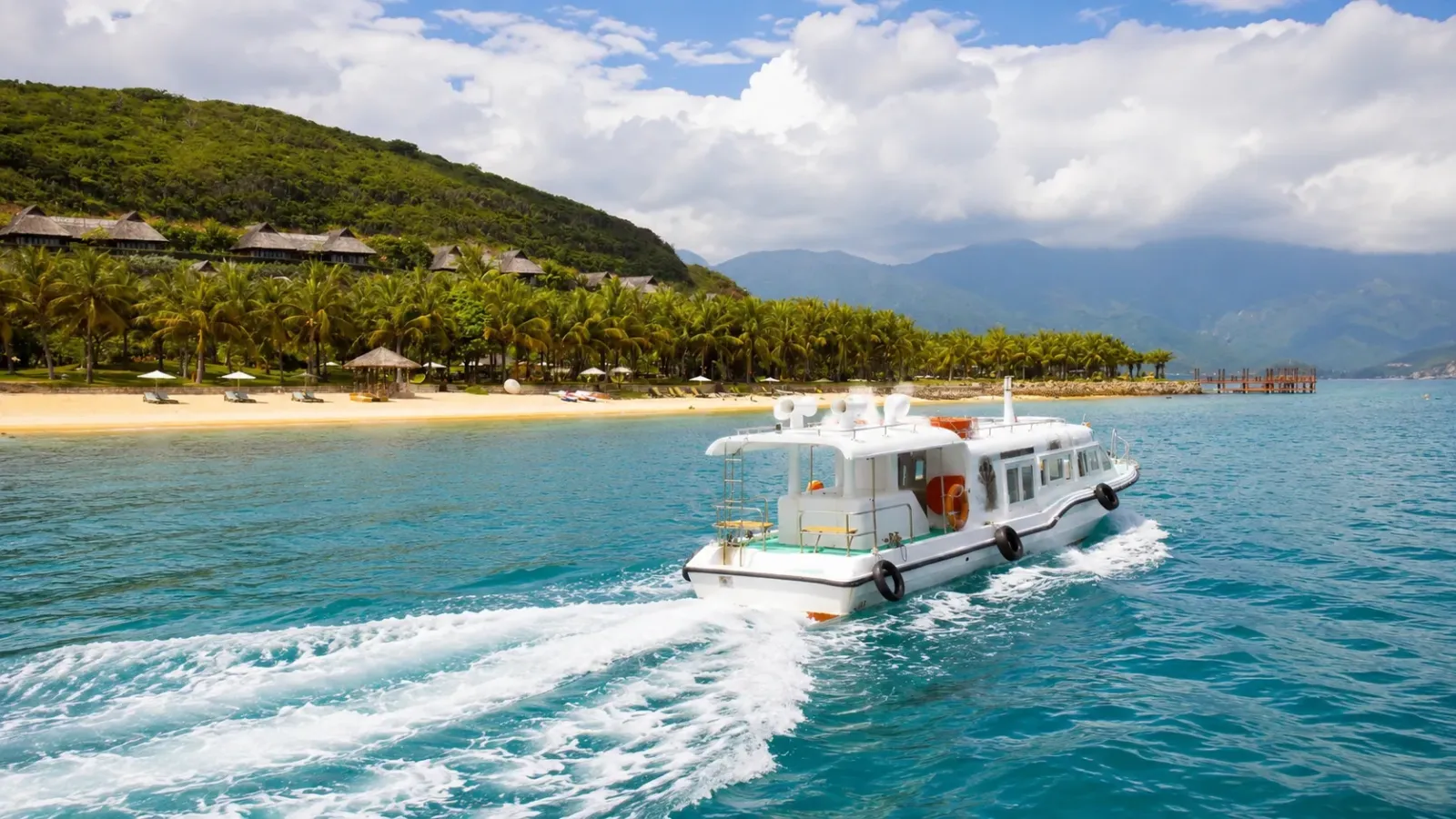 Ca nô di chuyển ra đảo Hòn Tằm Nha Trang