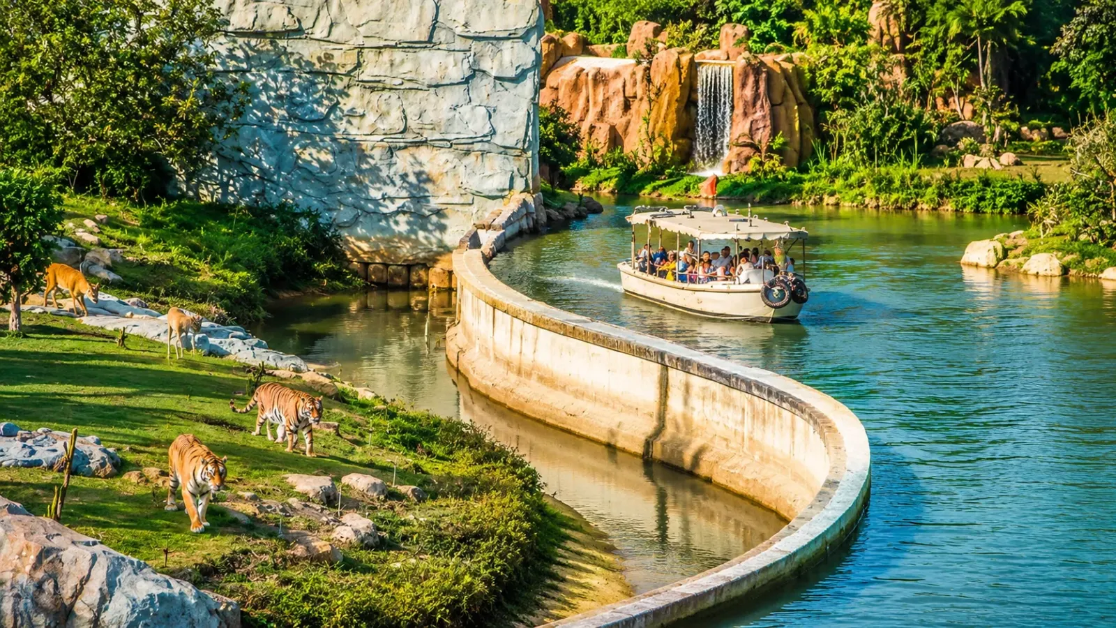 Du khách đi thuyền tham quan River Safari VinWonders Nam Hội An